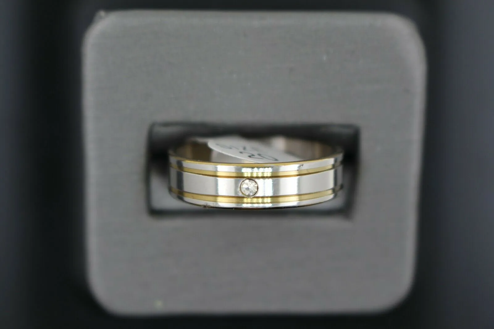 18k Solid Gold Elegant Ladies Modern Zirconia Shiny Finish Band Ring R9290m