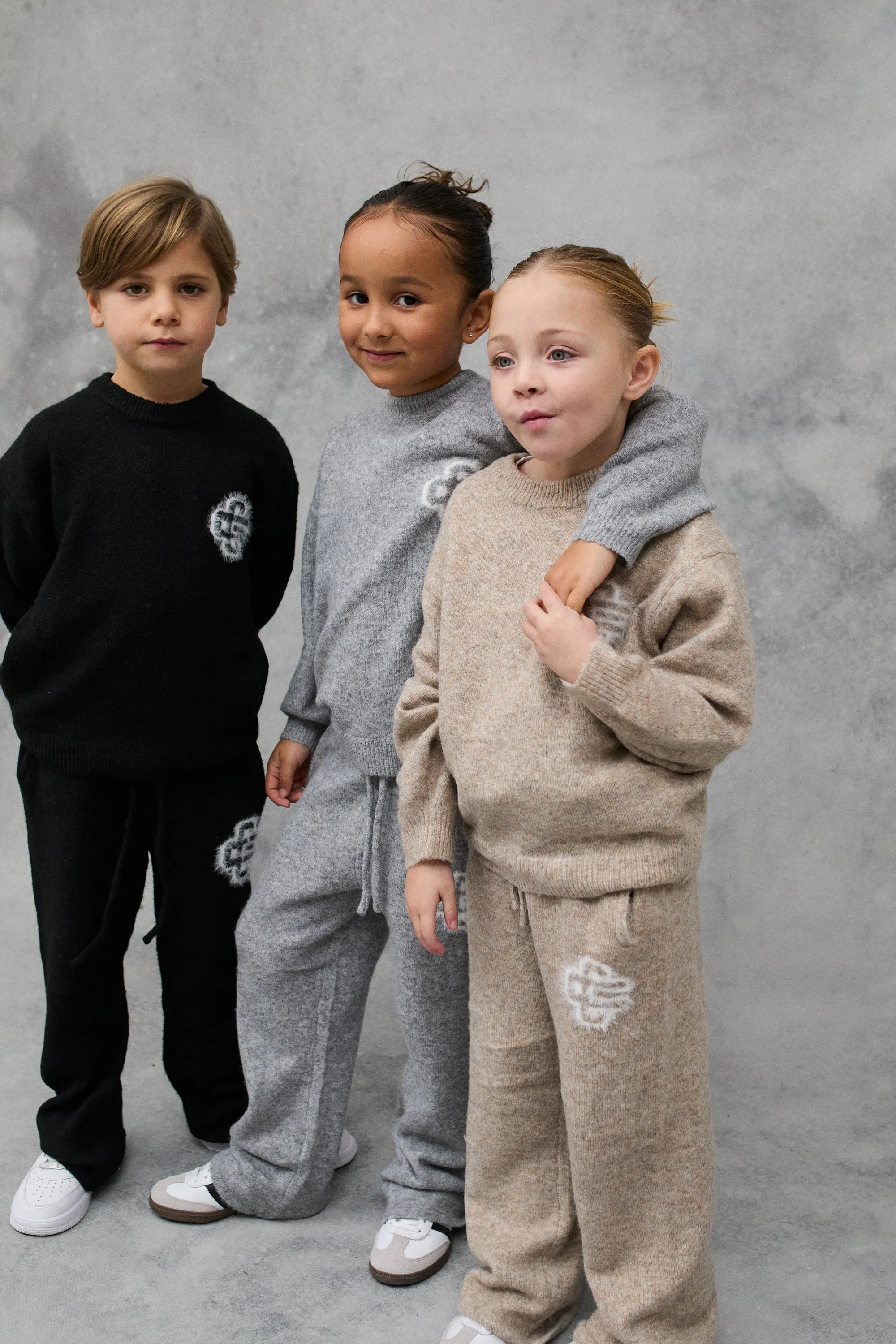 KIDS FLUFFY KNIT EMBLEM CREW - BEIGE