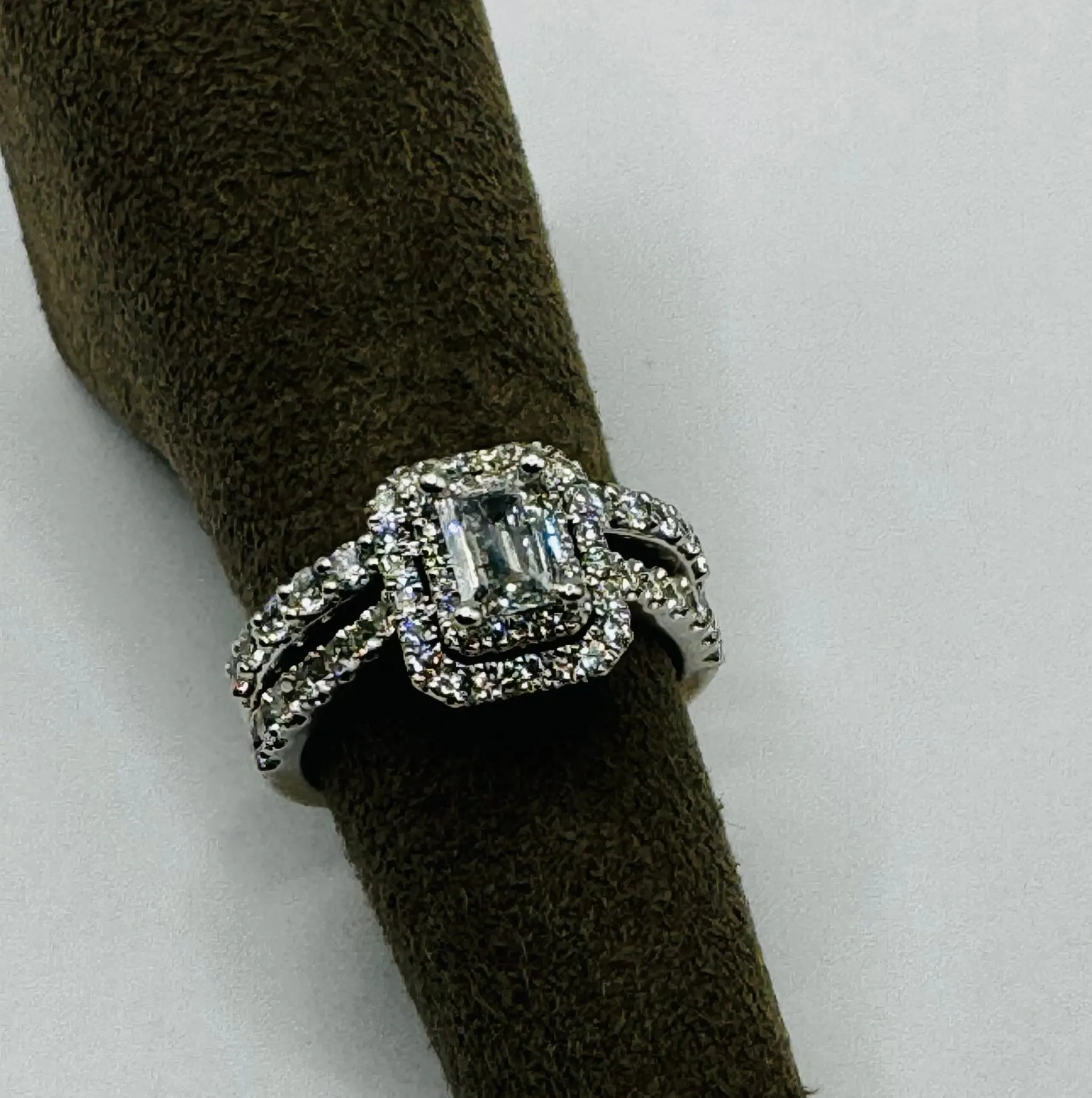 Vera Wang Love GIA Certified Center Stone Diamond Bridal Set Aprox 1.7 CT. T.W.