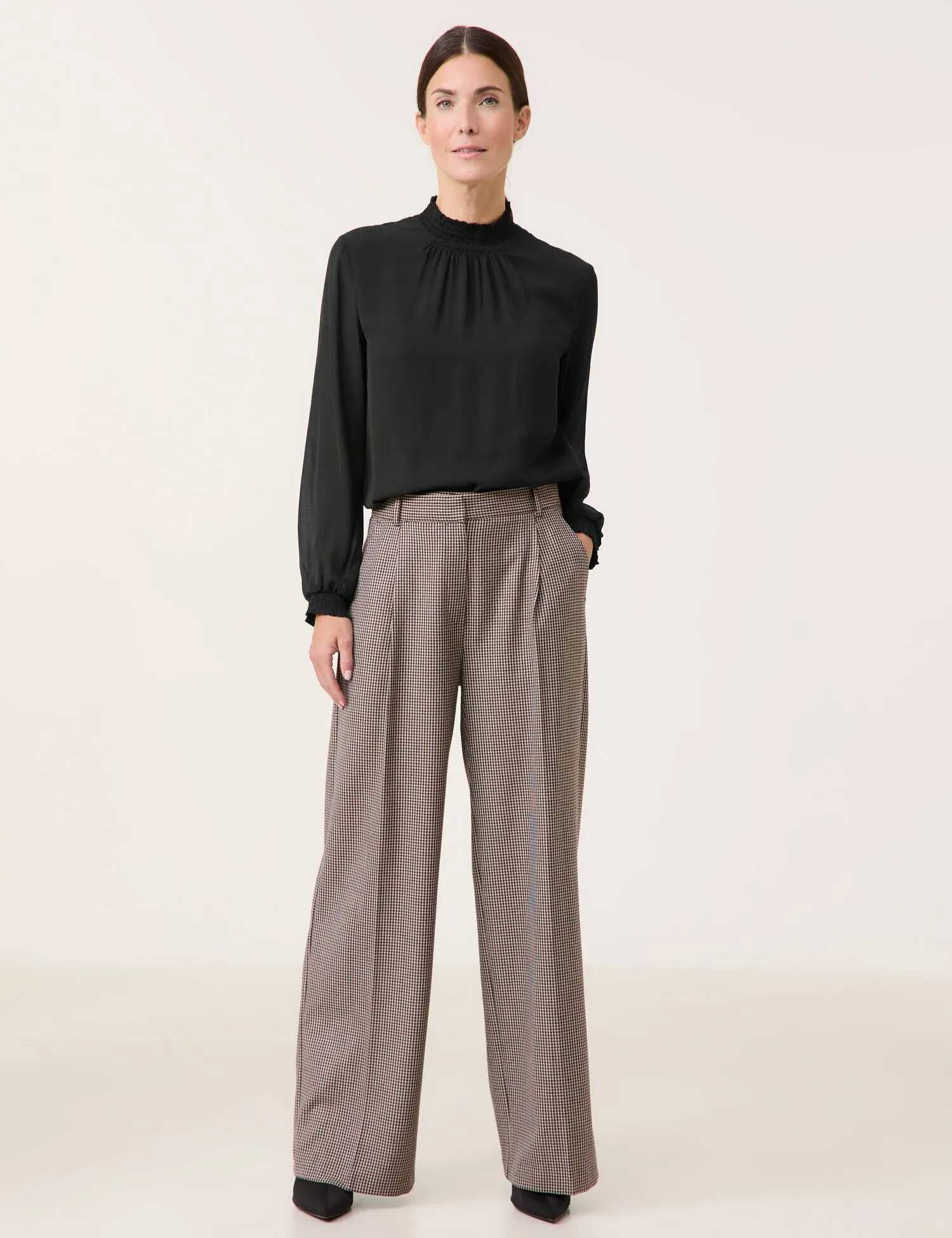 Wide trousers with a houndstooth pattern