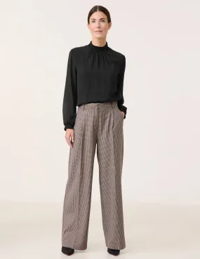 Wide trousers with a houndstooth pattern