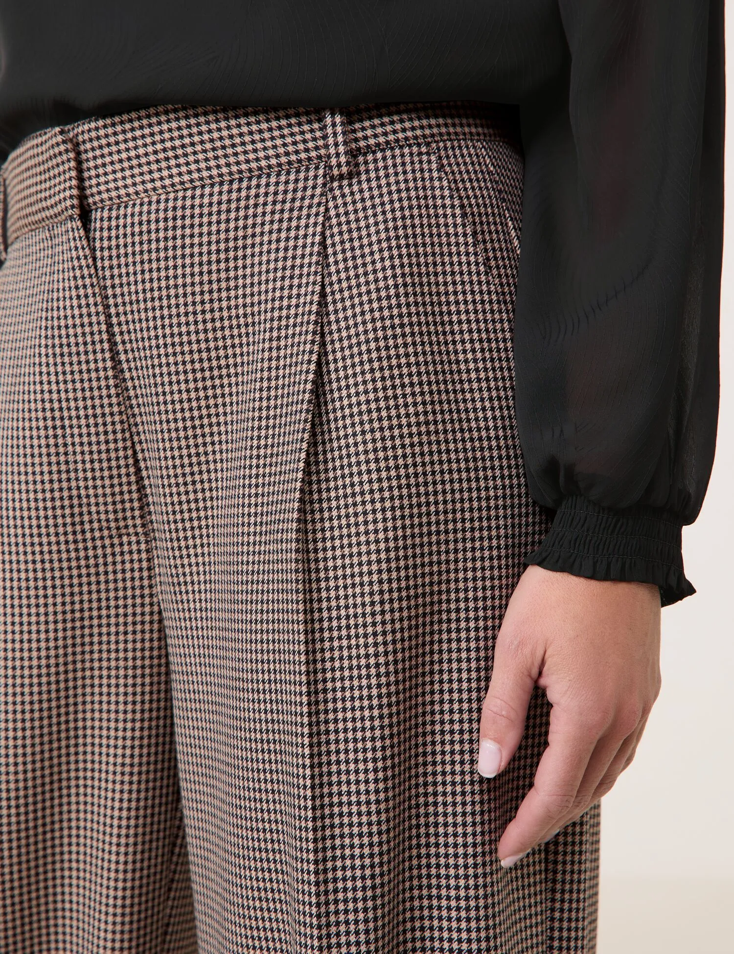 Wide trousers with a houndstooth pattern