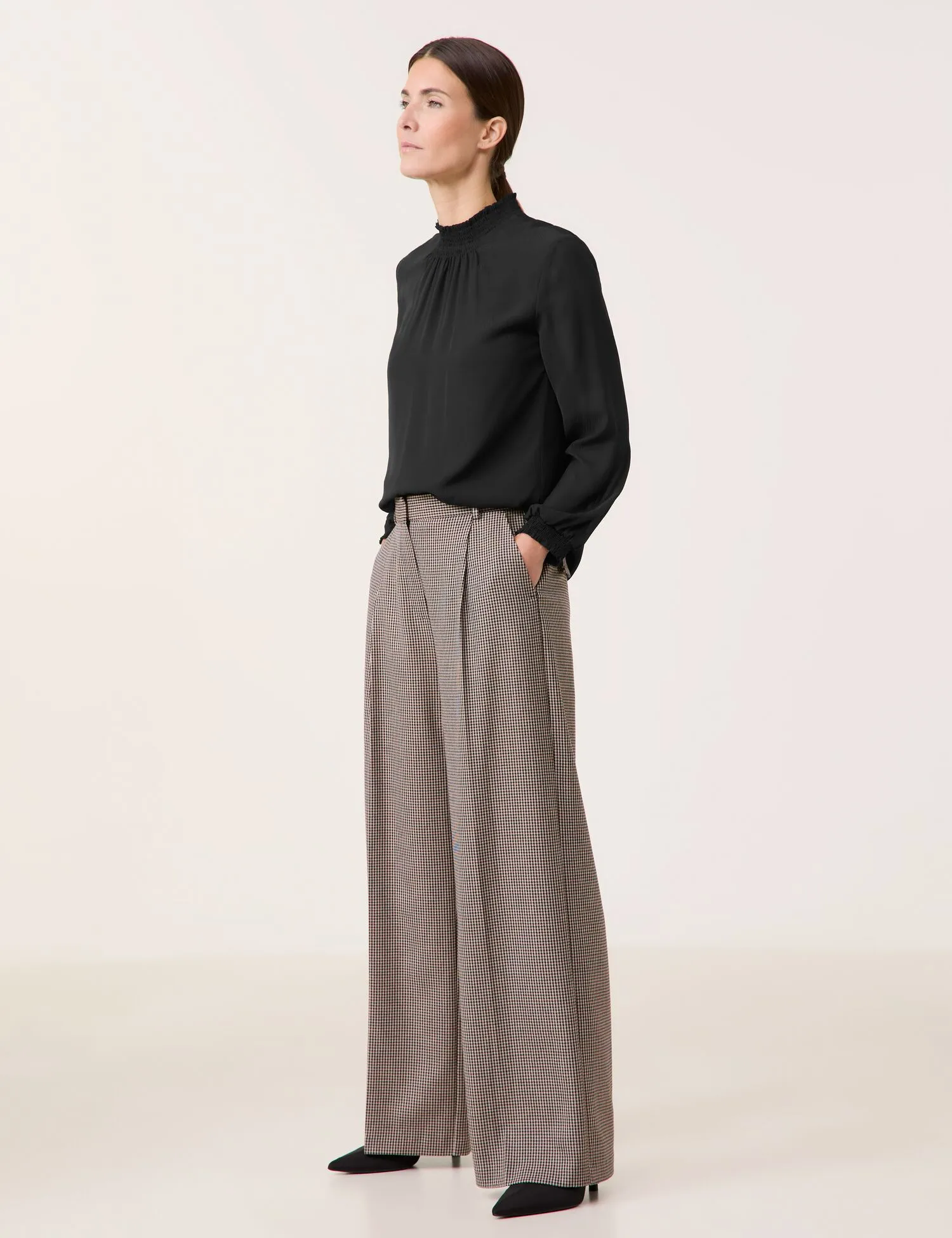 Wide trousers with a houndstooth pattern