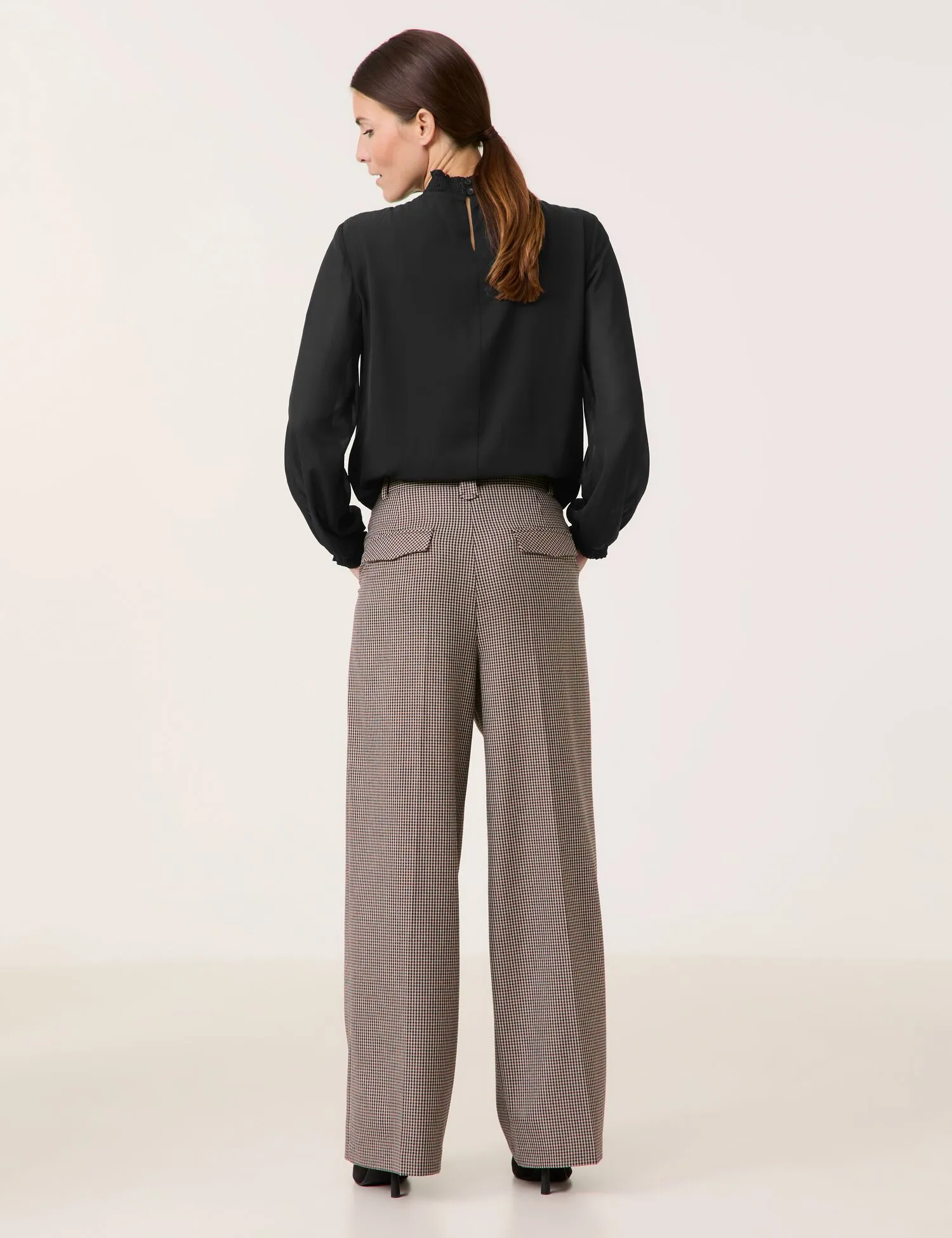 Wide trousers with a houndstooth pattern